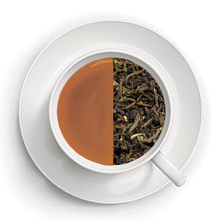 Indlæs billede til gallerivisning Kop med te – den ene halvdel viser den færdigbryggede te, den anden halvdel viser de tørrede te-ingredienser