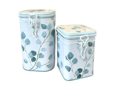 Indlæs billede til gallerivisning Firkantede tedåser i hvid med blålige eukalyptus blade på i to størrelser