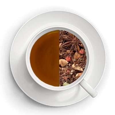 Kop med te – den ene halvdel viser den færdigbryggede te, den anden halvdel viser de tørrede te-ingredienser