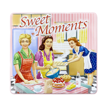 Indlæs billede til gallerivisning Firkantet kage dåse, med retro look af kvinder der bager kager