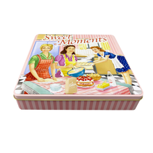 Indlæs billede til gallerivisning Firkantet kage dåse med retro look af kvinder der bager kager lukket