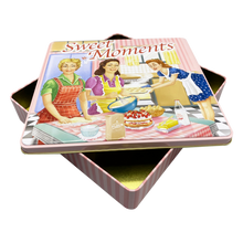 Indlæs billede til gallerivisning Firkantet kage dåse, med retro look af kvinder der bager kager åben
