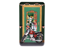 Indlæs billede til gallerivisning Bagsiden af kage dåse lucies cafe hvor man kan se en motorcykel foran døren ind til cafeen