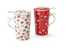 Indlæs billede til gallerivisning Billede af de to tekrus varianter, hvid og rød, dekoreret med hjerter