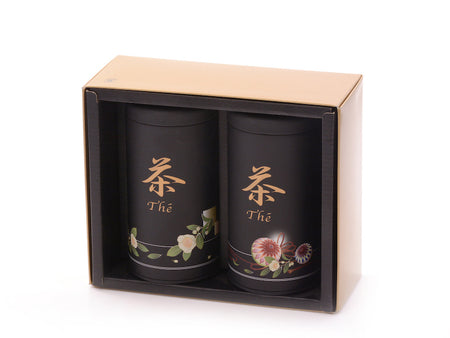 Tedåse sæt med 2 sorte dåser hvorpå derstår te på engelsk og japansk. Dekoreret med plante motiver