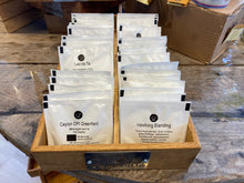 Indlæs billede til gallerivisning Lækkert Te Sortiment i håndlavet egetræskasse