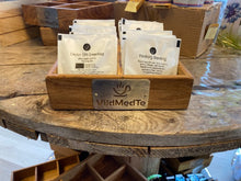 Indlæs billede til gallerivisning Lækkert Te Sortiment i håndlavet egetræskasse