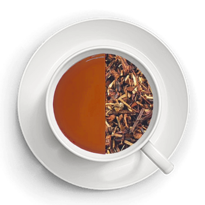 Kop med te – den ene halvdel viser den færdigbryggede te, den anden halvdel viser de tørrede te-ingredienser