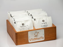Indlæs billede til gallerivisning Træ tekasse med metal VildMedTe skilt og fyldt med tebreve