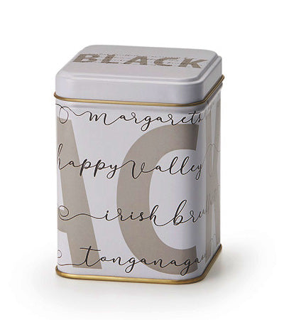 Firkantede hvid tedåse med texten Black på siden og på låget i mørkegrå samt mindre skrift i sort med forskellige sorte teer