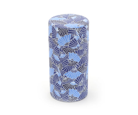 Flot tedåse pakket ind i blåt washi papir med vifte motiver