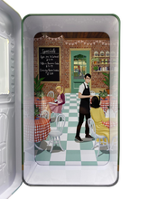 Indlæs billede til gallerivisning Åben kage dåse med motiv i bunden af en cafe med tjener i midten
