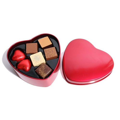 Hjerteformet æske i rød med syv stykker chokolade i
