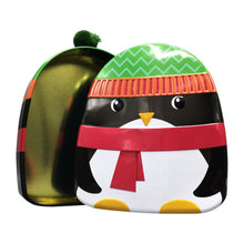 Indlæs billede til gallerivisning Flot lille kagedåse set fra fronten med motiv af en pingvin pakket ind i hue og halstørklæde. På dette billede er dåsen åben
