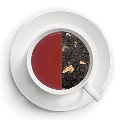 Tekop hvori man kan se den flotte røde bryggede te i den ene halvdel  og teens ingredienser i den anden