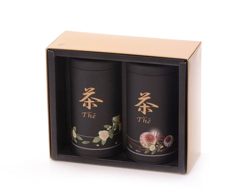Tedåse sæt med 2 sorte dåser hvorpå derstår te på engelsk og japansk. Dekoreret med plante motiver 