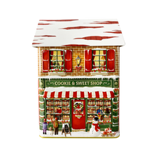 Indlæs billede til gallerivisning Dåse formet som en kage butik med sne og jule motiver set forfra med indgang til butikken
