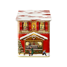 Indlæs billede til gallerivisning Dåse formet som en kage butik med sne og jule motiver set bagfra med en lille julebod og mennesker
