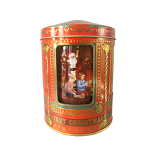 Indlæs billede til gallerivisning Rød kagedåse i form af en spilledåse med julemotive. Her ses julemanden med to børn der får deres gaver
