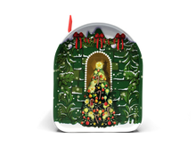 Indlæs billede til gallerivisning Bagside af grøn julekagedåse formet som en postkasse med motiv af et dekoreret juletræ
