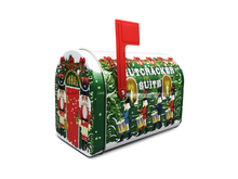 Indlæs billede til gallerivisning Grøn jule kagedåse formet som en postkasse med justerbart postflag og dekoreret med nøddeknækkere

