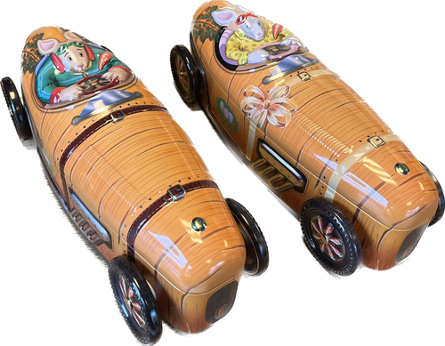 to metal dåser udformet som gulerods racerbiler, en drenge og en pige variant