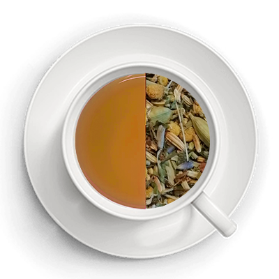 Kop med te – den ene halvdel viser den færdigbryggede te, den anden halvdel viser de tørrede te-ingredienser