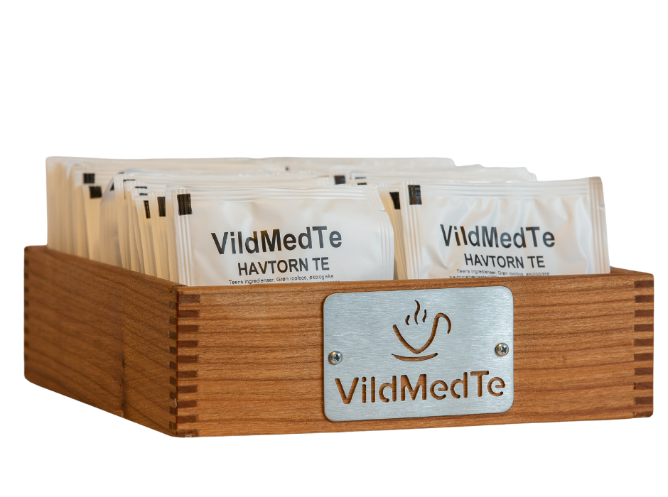 Træ tekasse med metal VildMedTe logo på forsiden og fyldte med tebreve